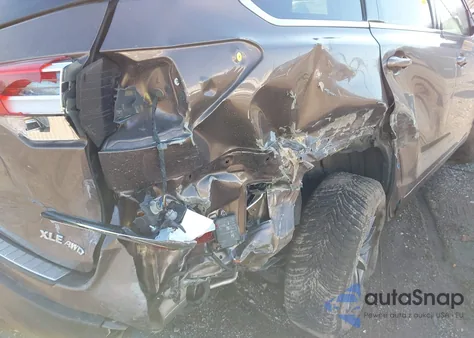 2017 Toyota Highlander Xle z USA, uszkodzony, nr VIN 5TDJZRFH4HS483304